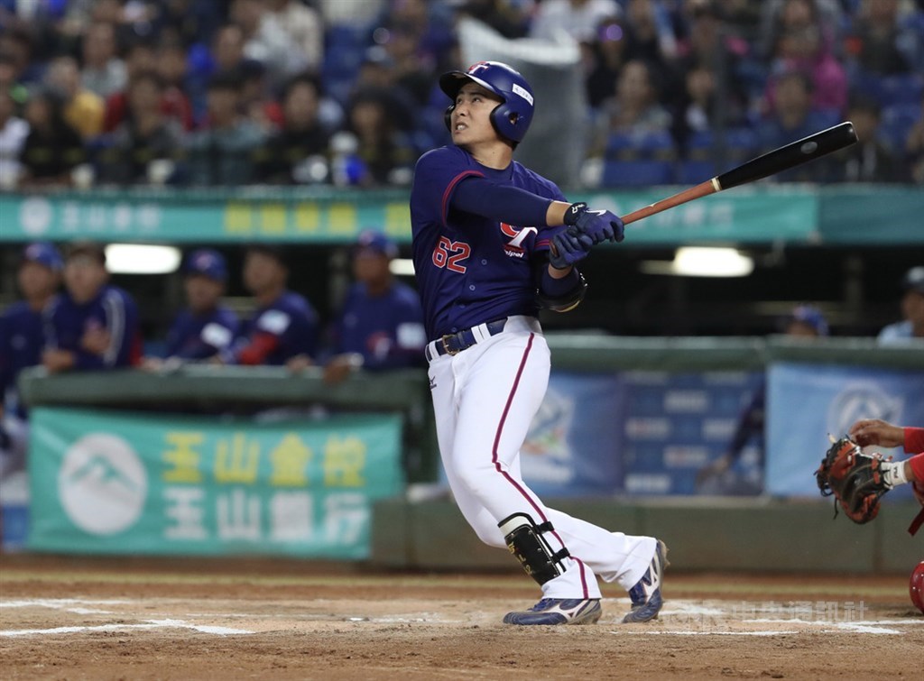 2019第29屆亞洲棒球錦標賽19日進行複賽第2天賽程,中華隊晚間在台中洲際球場迎戰中國隊,隊長陳偉志首局就敲出一記二壘安打,振奮士氣。 圖:中央社 2019第29屆亞洲棒球錦標賽19日進行複賽第2天賽程,中華隊晚間在台中洲際球場迎戰中國隊,隊長陳偉志首局就敲出一記二壘安打,振奮士氣。 圖:中央社