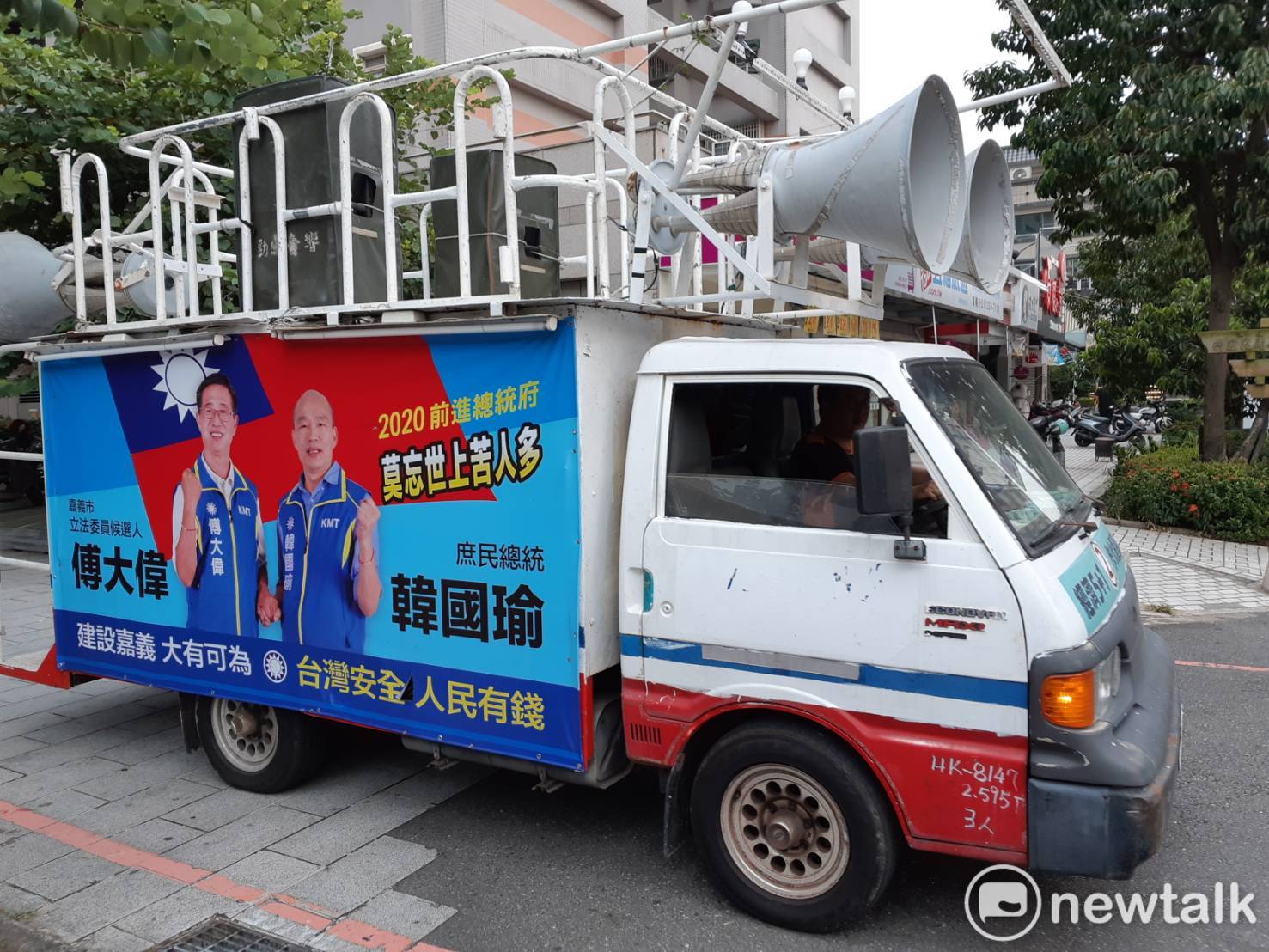 韓國瑜與傅大偉的合體競選宣傳車,大街小巷穿梭。 圖:蔡坤龍/攝 韓國瑜與傅大偉的合體競選宣傳車,大街小巷穿梭。 圖:蔡坤龍/攝