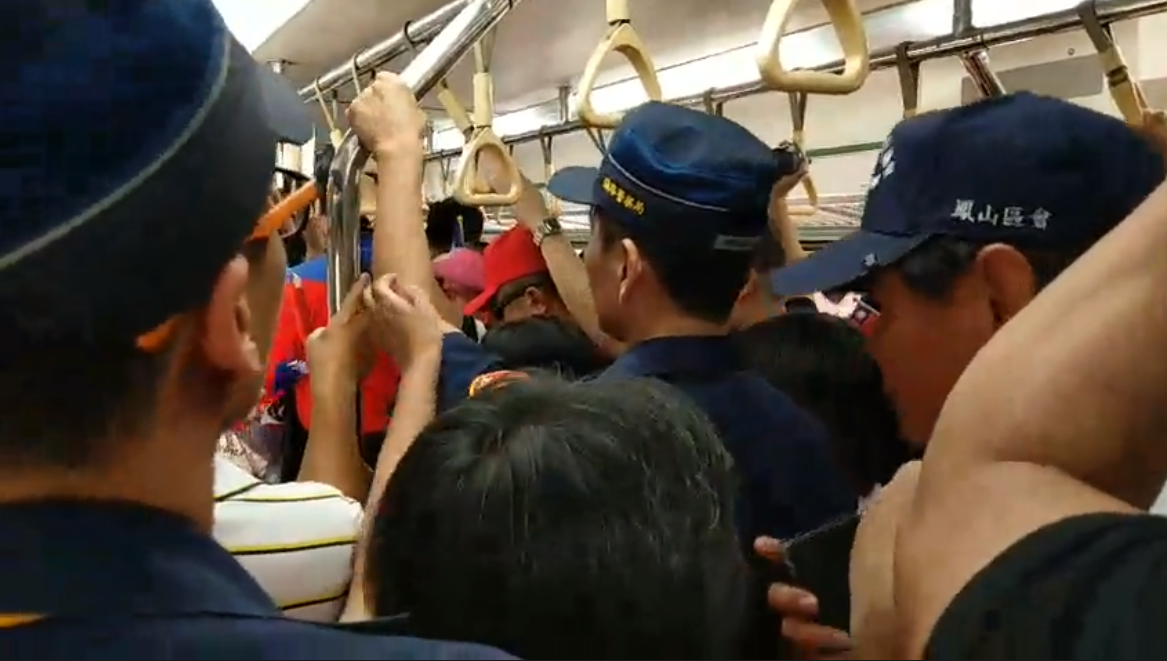 韓國瑜搭乘的列車湧入許多支持者,也有警員隨行。 圖:翻攝自周錫瑋臉書直播 韓國瑜搭乘的列車湧入許多支持者,也有警員隨行。 圖:翻攝自周錫瑋臉書直播