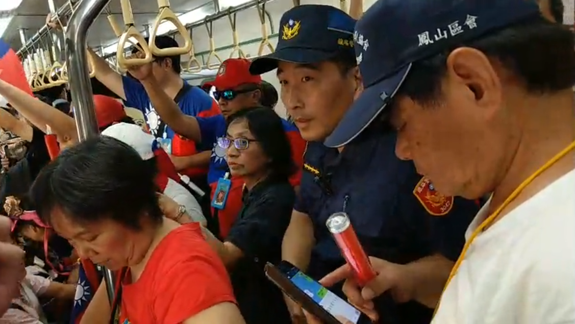 韓國瑜搭乘的列車湧入許多支持者,也有警員隨行。 圖:翻攝自周錫瑋臉書直播 韓國瑜搭乘的列車湧入許多支持者,也有警員隨行。 圖:翻攝自周錫瑋臉書直播
