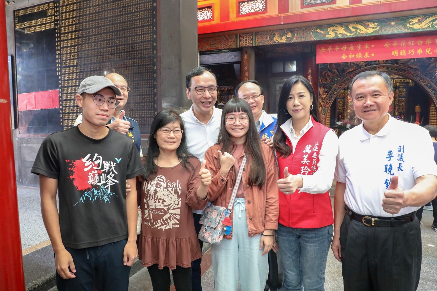 朱立倫今天回家鄉與副議長李曉鐘、立委參選人萬美玲、議員蘇家明、林政賢前往景福宮大廟參拜。 圖:林昀真/攝 朱立倫今天回家鄉與副議長李曉鐘、立委參選人萬美玲、議員蘇家明、林政賢前往景福宮大廟參拜。 圖:林昀真/攝