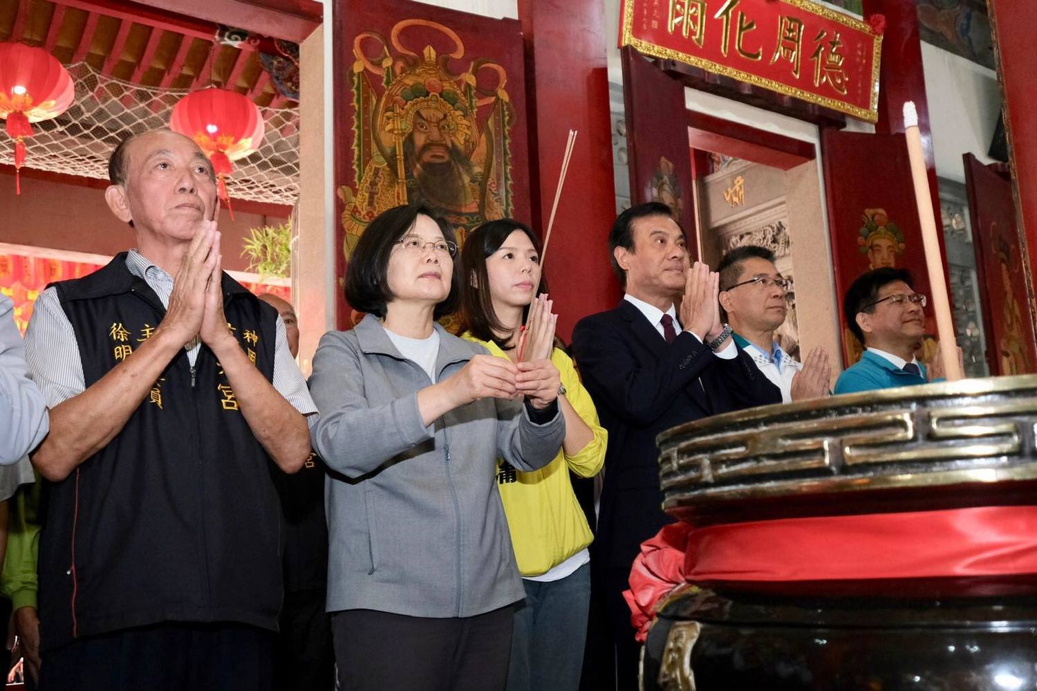 洪慈庸與蔡英文同框參拜。 圖:洪慈庸辦公室/提供 洪慈庸與蔡英文同框參拜。 圖:洪慈庸辦公室/提供