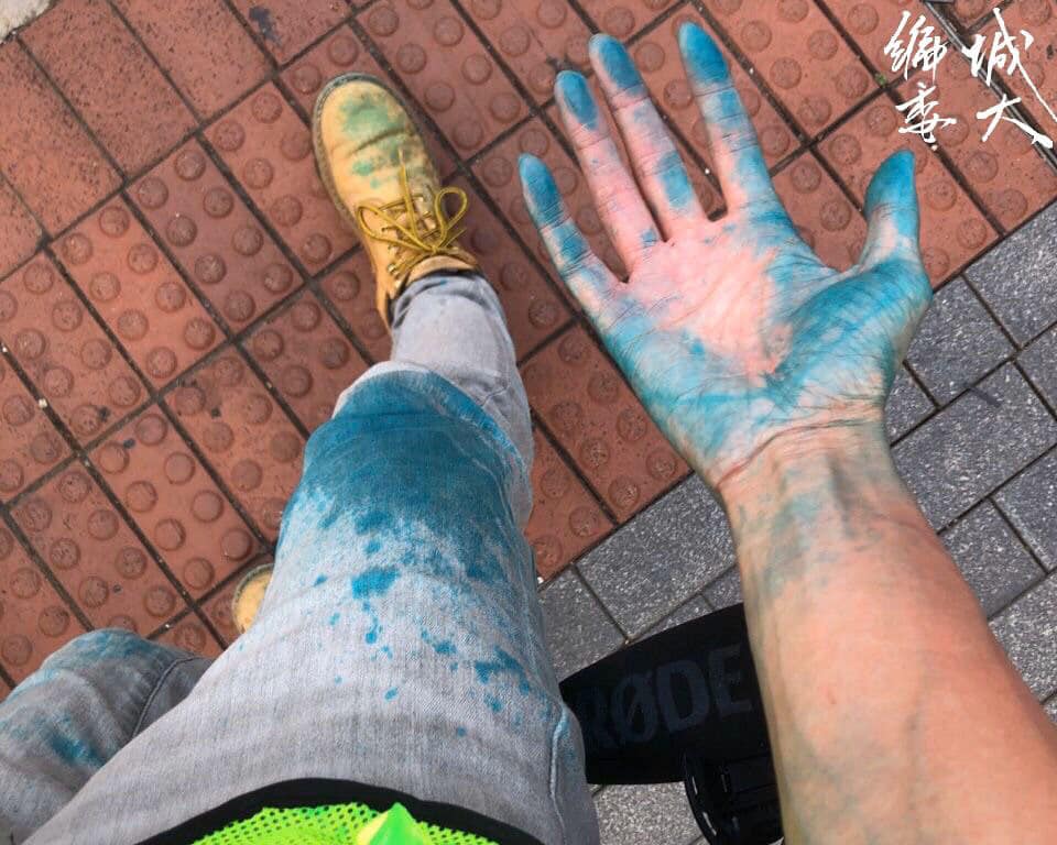 警方於尖沙咀一帶發射水砲,有民眾受到波及。 圖:翻攝自香港城市大學學生會編輯委員會臉書 警方於尖沙咀一帶發射水砲,有民眾受到波及。 圖:翻攝自香港城市大學學生會編輯委員會臉書