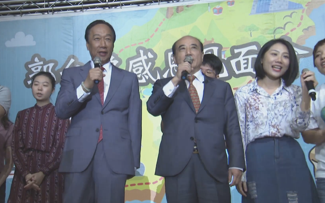 郭台銘、王金平合唱「感恩的心」。 圖:翻攝自郭台銘臉書 郭台銘、王金平合唱「感恩的心」。 圖:翻攝自郭台銘臉書