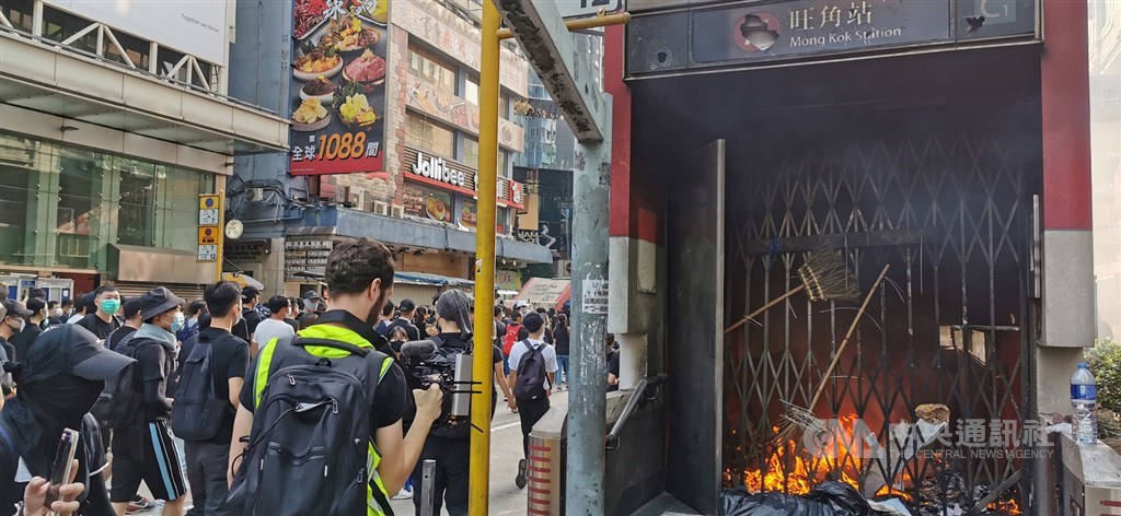20日下午,香港示威者在九龍自發上街,由尖沙咀梳士巴利公園遊行至高鐵西九龍站。下午2時30分遊行結束後,有示威者陸續轉往九龍各地抗爭。圖為示威者在港鐵旺角站出口焚燒雜物,現場冒出陣陣濃煙。 圖:中央社 20日下午,香港示威者在九龍自發上街,由尖沙咀梳士巴利公園遊行至高鐵西九龍站。下午2時30分遊行結束後,有示威者陸續轉往九龍各地抗爭。圖為示威者在港鐵旺角站出口焚燒雜物,現場冒出陣陣濃煙。 圖:中央社