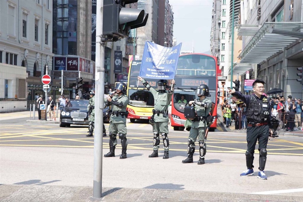 香港民間人權陣線原定20日下午在尖沙咀發起遊行,但日前遭警方否決。中午12時30分左右,仍有大批市民陸續到集合地點文化中心附近,準備自行響應遊行。圖為遊行出發前,警方在現場舉起藍旗,警告這是非法集會。 圖:中央社 香港民間人權陣線原定20日下午在尖沙咀發起遊行,但日前遭警方否決。中午12時30分左右,仍有大批市民陸續到集合地點文化中心附近,準備自行響應遊行。圖為遊行出發前,警方在現場舉起藍旗,警告這是非法集會。 圖:中央社