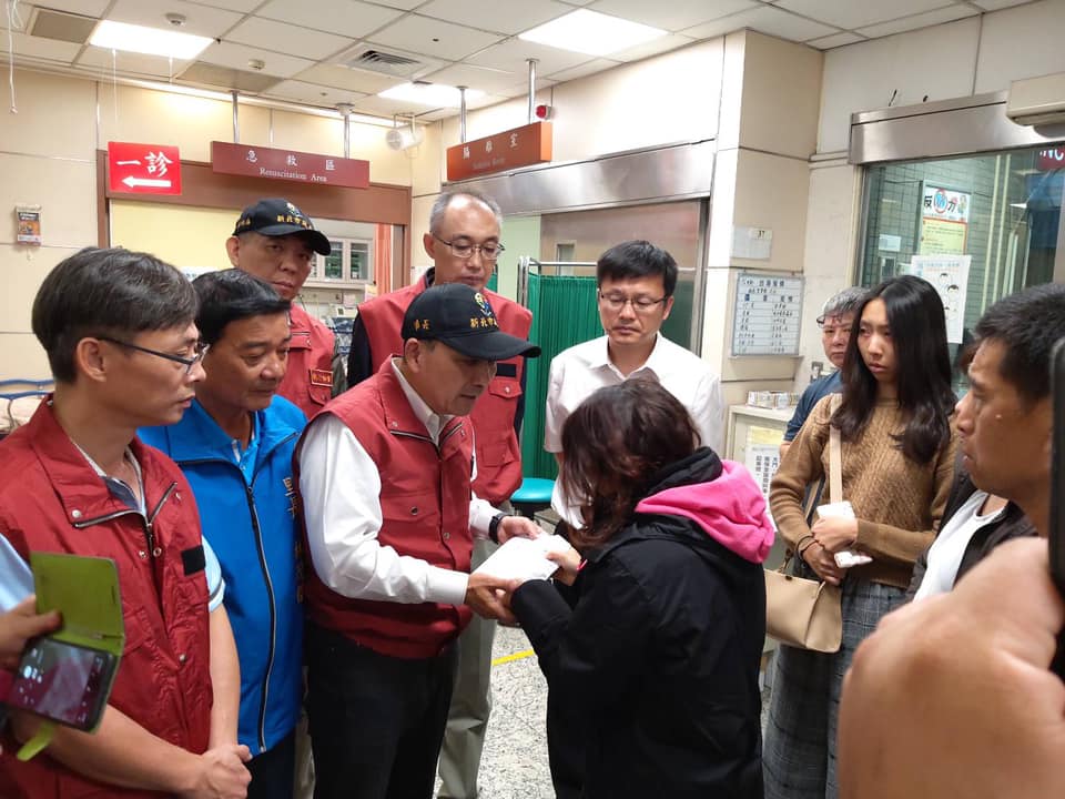 聽聞鶯歌區鳳鳴國小校長夫婦在火災中不幸喪生,新北市長侯友宜(左三)前往探望傷者並祭拜校長夫婦。 圖:翻攝自新北學Bar臉書 聽聞鶯歌區鳳鳴國小校長夫婦在火災中不幸喪生,新北市長侯友宜(左三)前往探望傷者並祭拜校長夫婦。 圖:翻攝自新北學Bar臉書