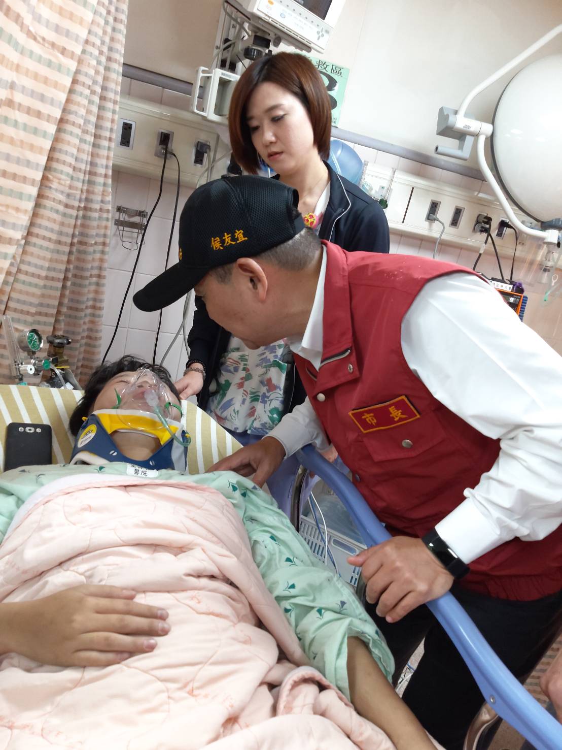 新北市長侯友宜到醫院慰問罹難者家屬。 圖 : 新北市政府/提供 新北市長侯友宜到醫院慰問罹難者家屬。 圖 : 新北市政府/提供
