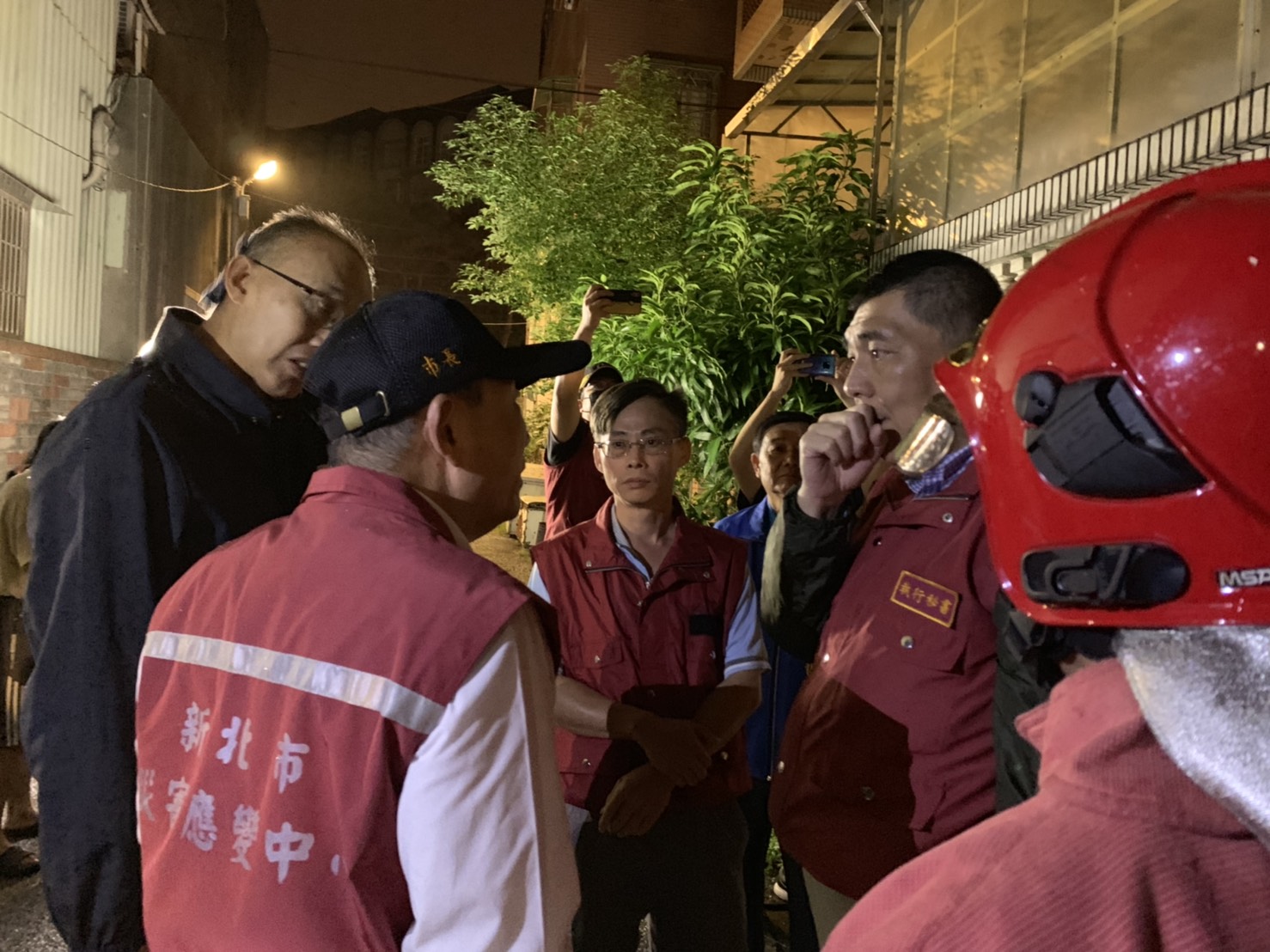 新北市長侯友宜到火警現場關心。 圖 : 新北市消防局/提供 新北市長侯友宜到火警現場關心。 圖 : 新北市消防局/提供