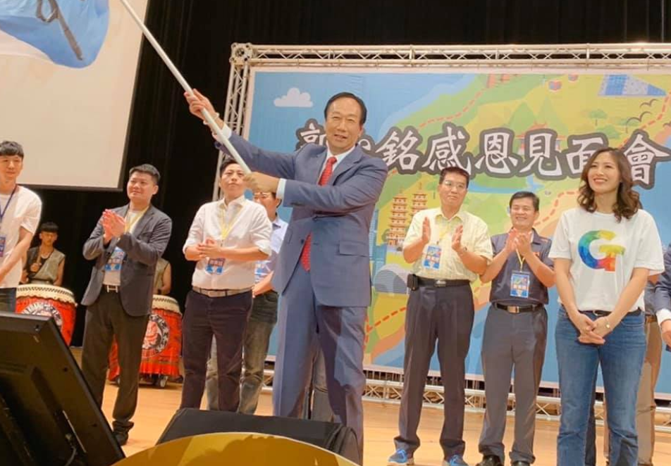 針對黃韻涵(右一)支持國民黨總統參選人韓國瑜一事,郭台銘(左一)辦公室回應,不會去干涉。 圖:翻攝黃韻涵臉書 針對黃韻涵(右一)支持國民黨總統參選人韓國瑜一事,郭台銘(左一)辦公室回應,不會去干涉。 圖:翻攝黃韻涵臉書