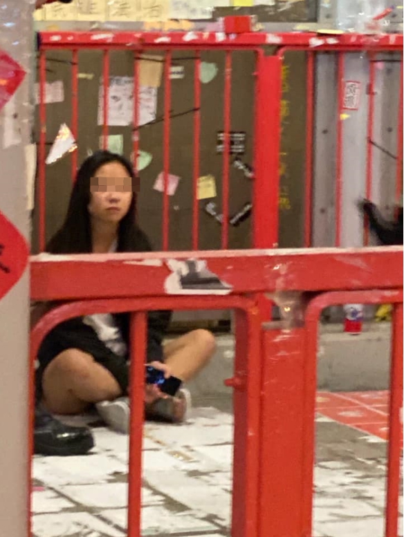 遭警方逮捕的女中學生。 圖:取自巴打絲打臉書社團 遭警方逮捕的女中學生。 圖:取自巴打絲打臉書社團