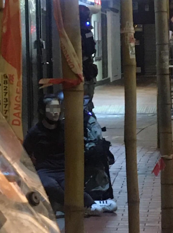 席地而坐的女中學生。 圖:取自巴打絲打臉書社團 席地而坐的女中學生。 圖:取自巴打絲打臉書社團