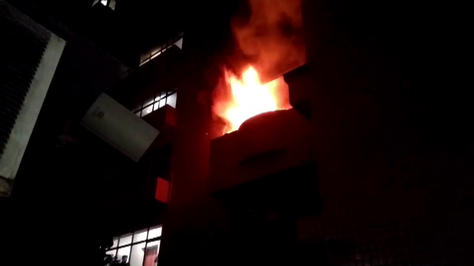 桃園市民宅凌晨傳出火警,造成1死7傷。 圖:林昀真/翻攝 桃園市民宅凌晨傳出火警,造成1死7傷。 圖:林昀真/翻攝