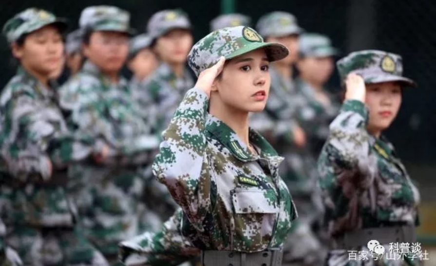氣質出眾的艾菲儘管與大家一樣穿著軍訓服,卻依然非常搶眼。 圖:翻攝自微信 氣質出眾的艾菲儘管與大家一樣穿著軍訓服,卻依然非常搶眼。 圖:翻攝自微信