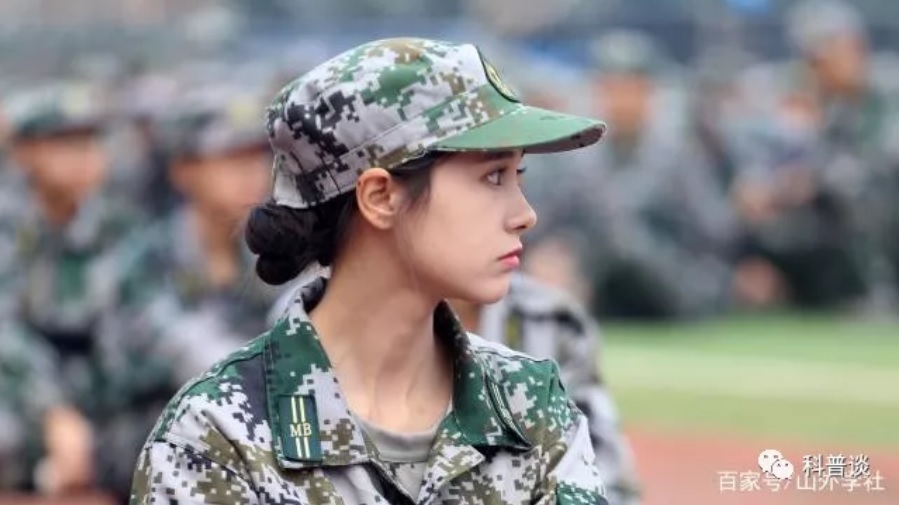 網友看見艾菲的軍訊照後紛紛直呼,「傳說中的側臉殺」、「好美的氣質」。 圖:翻攝自微信 網友看見艾菲的軍訊照後紛紛直呼,「傳說中的側臉殺」、「好美的氣質」。 圖:翻攝自微信