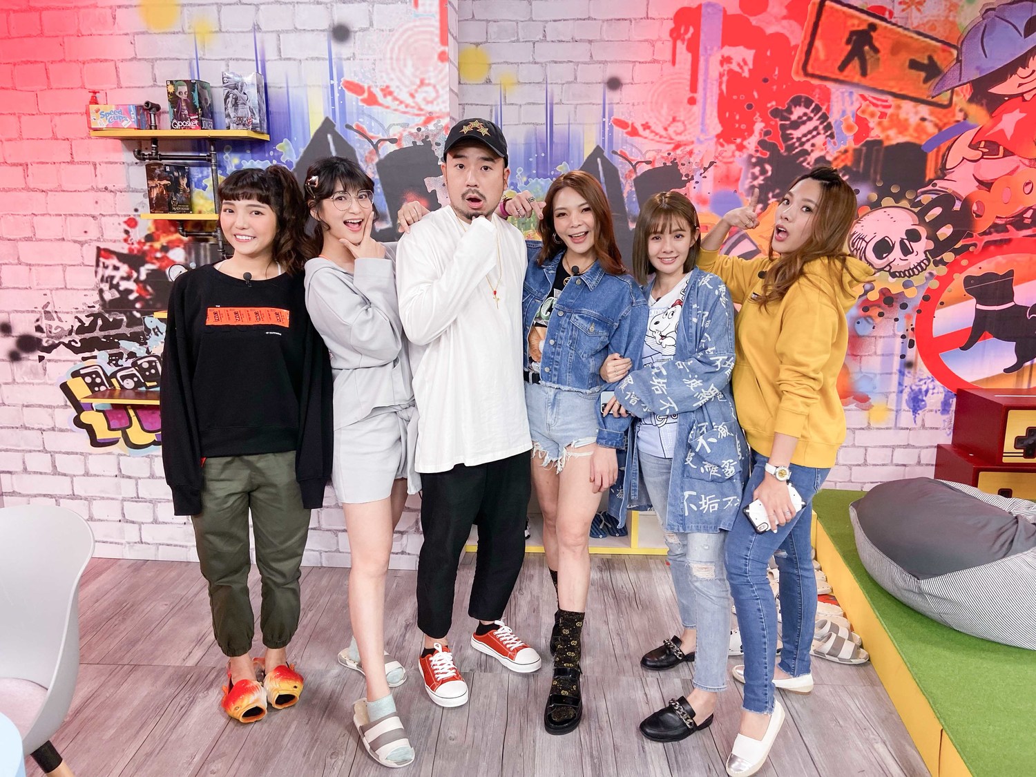 《Game什麼東西》本集合照。左起:何美、樓心潼、阿達、小甜甜、鮪魚、小優。 圖:狼谷競技台/提供 《Game什麼東西》本集合照。左起:何美、樓心潼、阿達、小甜甜、鮪魚、小優。 圖:狼谷競技台/提供