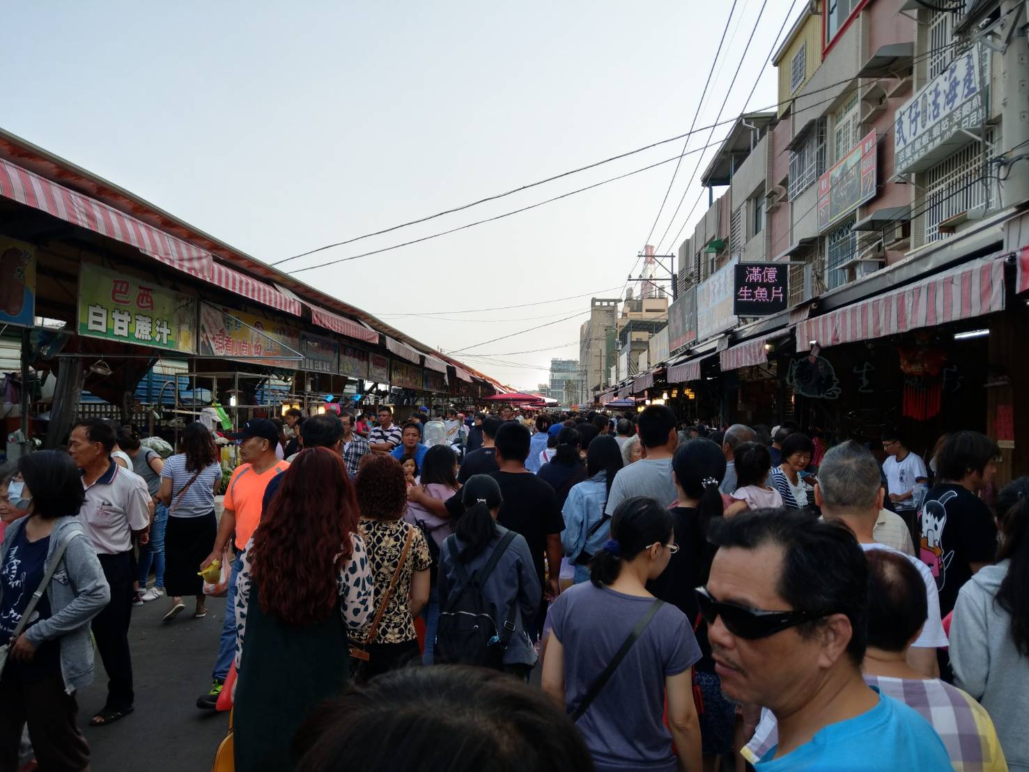 高市府以茄萣觀光漁市人潮照片打臉綠議員。 圖:高雄市政府/提供 高市府以茄萣觀光漁市人潮照片打臉綠議員。 圖:高雄市政府/提供