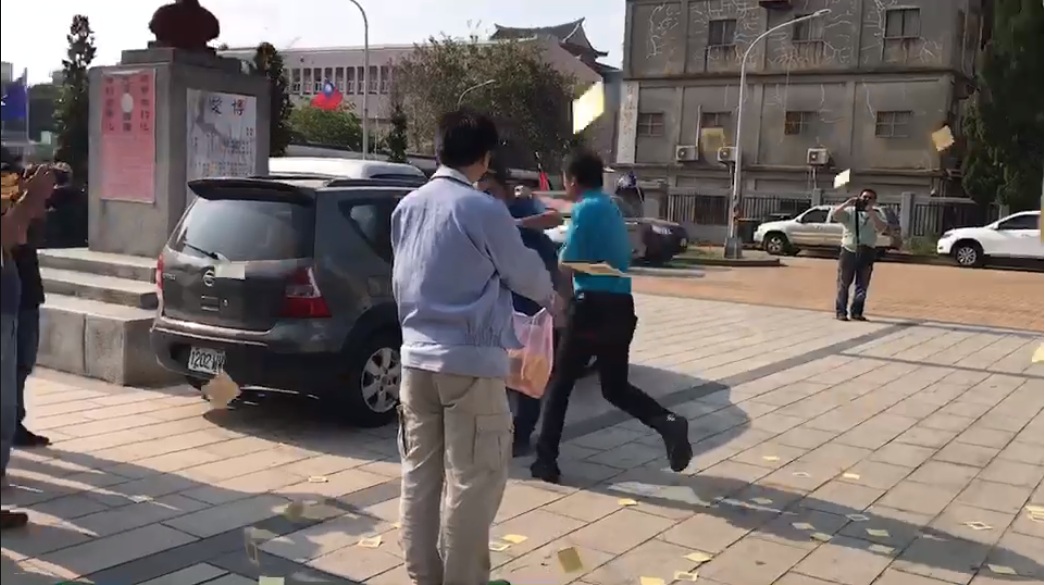 國民黨金門縣黨部主委石兆瑉(照片中淺藍衣著者),揮拳攻擊在縣黨部外撒冥紙抗議民眾。 圖:翻攝李正皓臉書 國民黨金門縣黨部主委石兆瑉(照片中淺藍衣著者),揮拳攻擊在縣黨部外撒冥紙抗議民眾。 圖:翻攝李正皓臉書