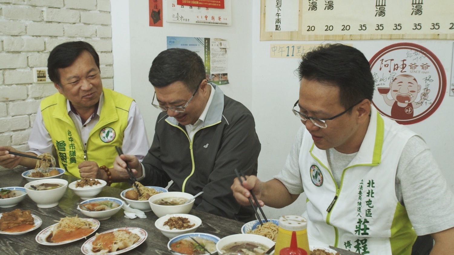 卓榮泰陪同莊競程品嚐小吃、開直播。 莊競程競選總部/提供 卓榮泰陪同莊競程品嚐小吃、開直播。 莊競程競選總部/提供