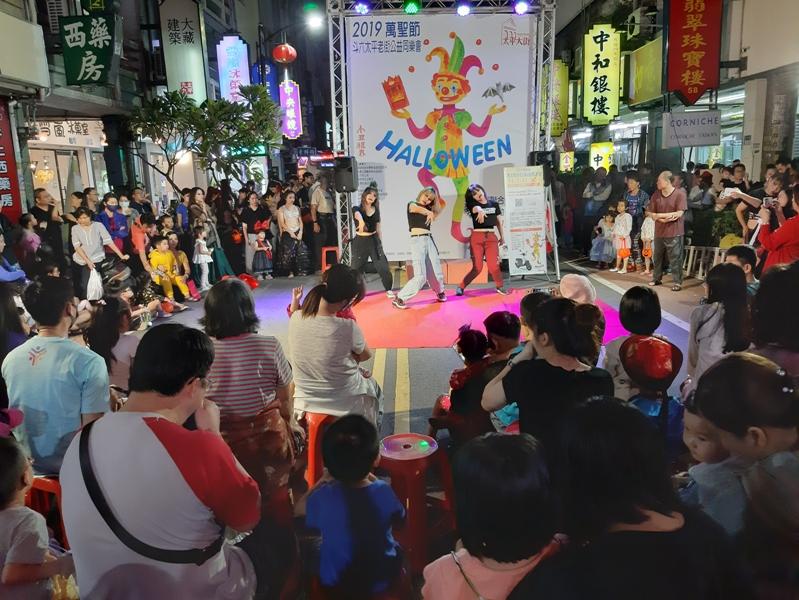 活動越晚越熱鬧,一波坡的人潮不斷湧入 圖/轉載自串樓口 活動越晚越熱鬧,一波坡的人潮不斷湧入 圖/轉載自串樓口