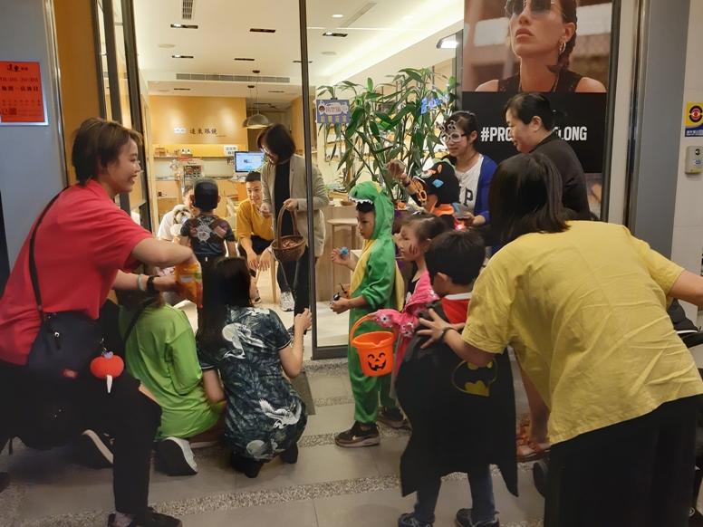 可愛的小朋友很專業的自備小水桶或小南瓜桶來店家,大玩不給糖就搗蛋 圖/轉載自串樓口 可愛的小朋友很專業的自備小水桶或小南瓜桶來店家,大玩不給糖就搗蛋 圖/轉載自串樓口