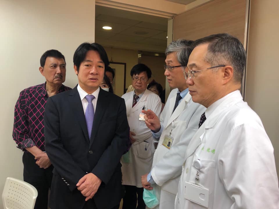 賴清德與榮總醫師針對余苑綺的病情做出討論。 圖:翻攝自余天臉書 賴清德與榮總醫師針對余苑綺的病情做出討論。 圖:翻攝自余天臉書