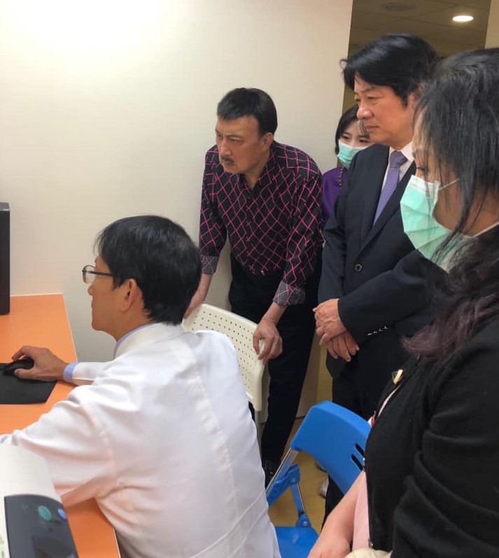 賴清德與余天、李亞萍一同觀看簡報,了解余苑綺的病情。 圖:翻攝自余天臉書 賴清德與余天、李亞萍一同觀看簡報,了解余苑綺的病情。 圖:翻攝自余天臉書