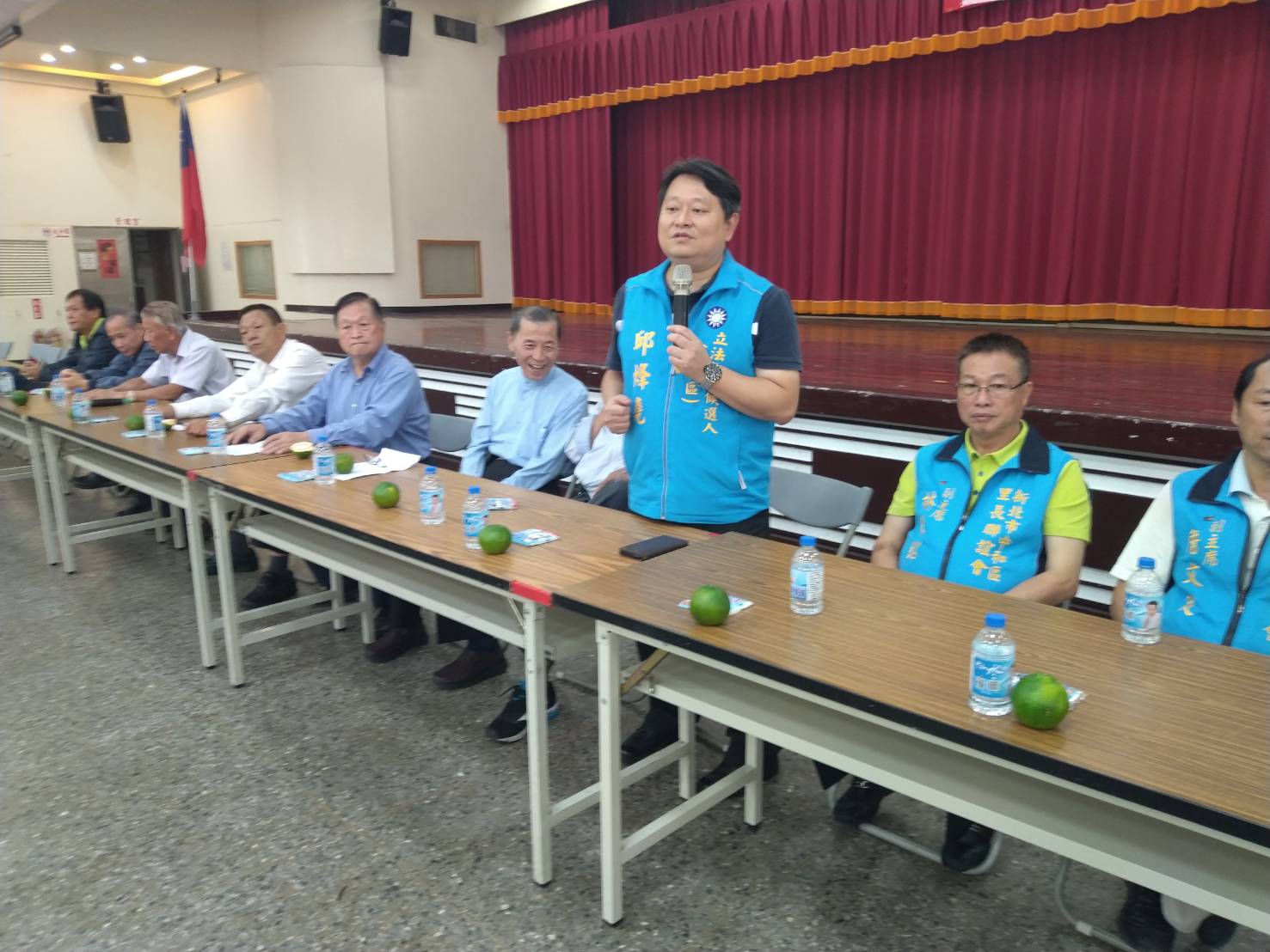 國民黨中和區立委參選人邱烽堯(立者)與韓國瑜的中和聯合競總,將於11月5日迎神祈福。 圖:邱烽堯提供 國民黨中和區立委參選人邱烽堯(立者)與韓國瑜的中和聯合競總,將於11月5日迎神祈福。 圖:邱烽堯提供