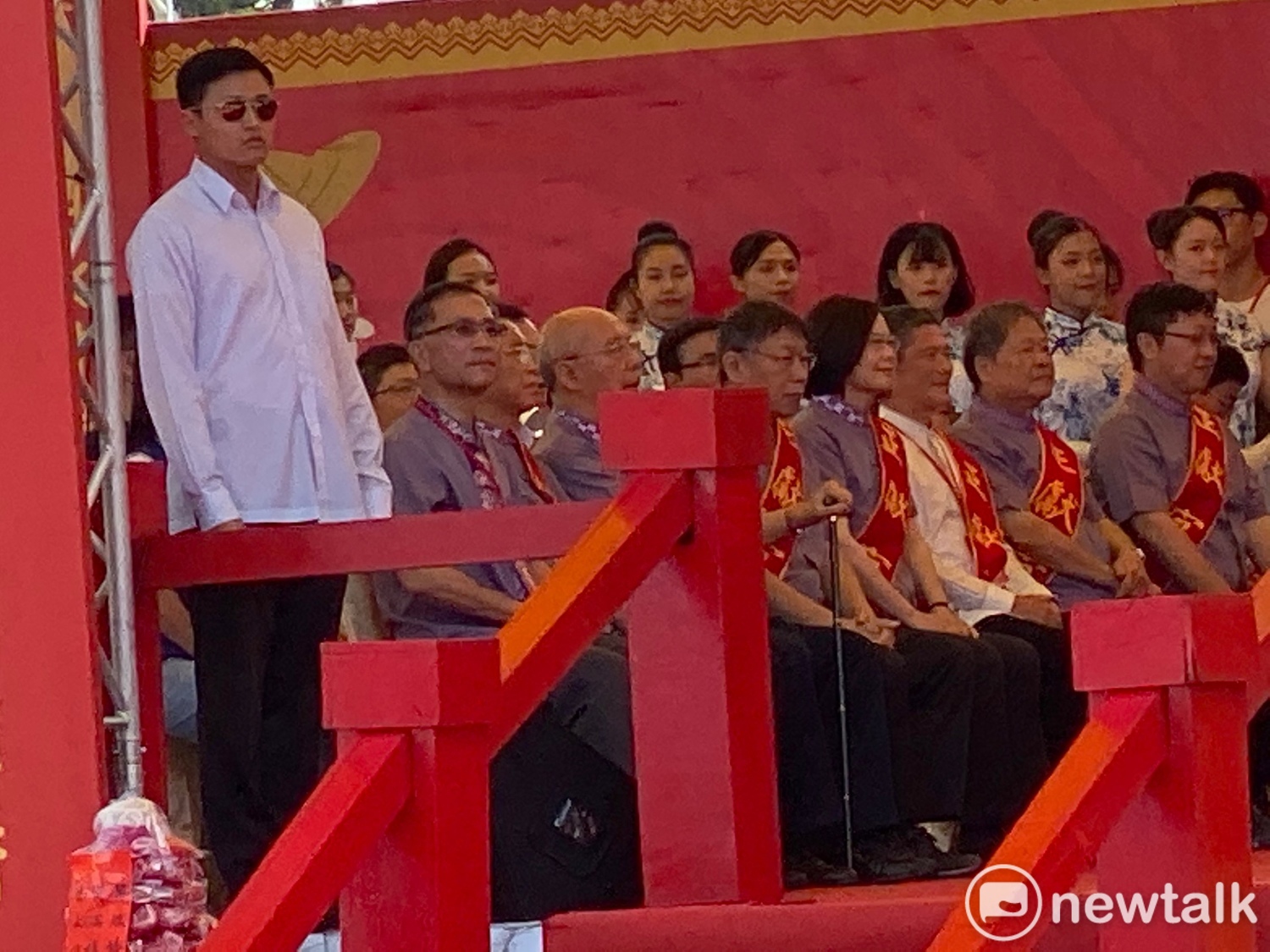 總統蔡英文與台北市長柯文哲於主祭大典上互動冷。 圖:周煊惠 /攝 總統蔡英文與台北市長柯文哲於主祭大典上互動冷。 圖:周煊惠 /攝