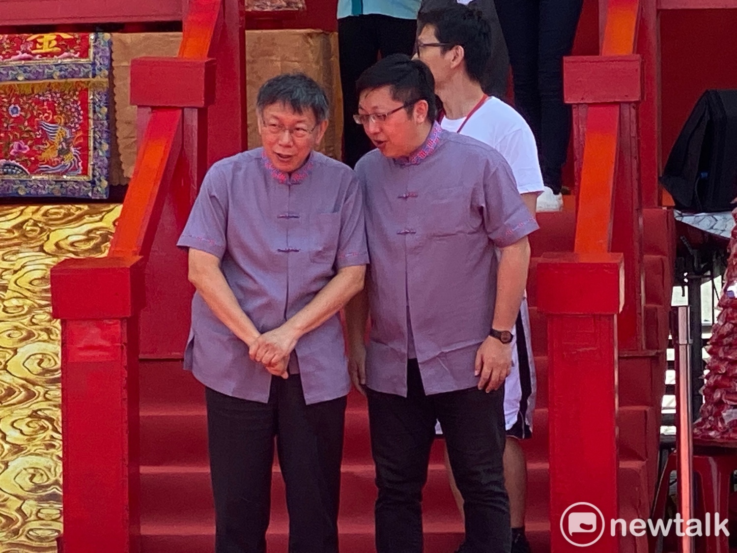 台北市長柯文哲(左)與北市府客委會主委徐世勳(右)等待蔡總統抵達。 圖:周煊惠 /攝 台北市長柯文哲(左)與北市府客委會主委徐世勳(右)等待蔡總統抵達。 圖:周煊惠 /攝