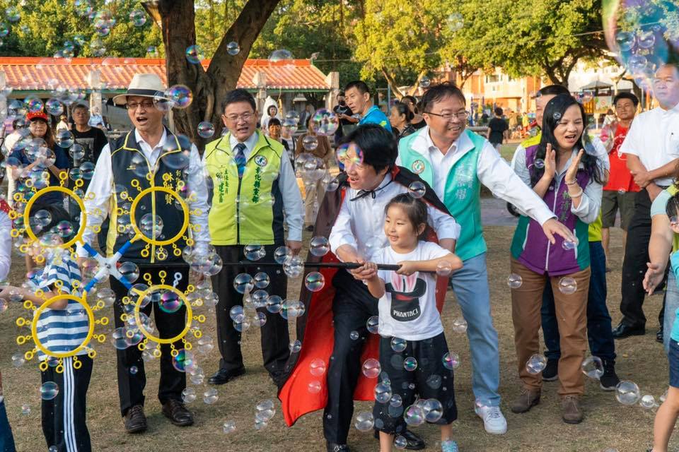 賴清德和小朋友玩泡泡。 圖:翻攝自洪宗熠臉書 賴清德和小朋友玩泡泡。 圖:翻攝自洪宗熠臉書