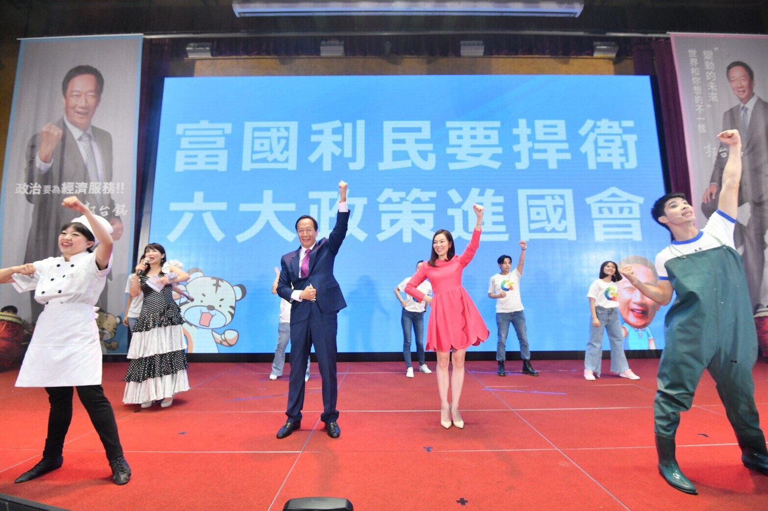 郭台銘的感恩之旅第3站神祕嘉賓—曾馨瑩。曾馨瑩上台後,台下的郭粉不停鼓動,隨後郭台銘被拱上台。 圖/郭台銘辦公室提供