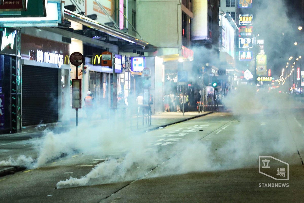 警民雙方集中在旺角彌敦道攻防,防暴警察多次推進驅散並發射多枚催淚彈。 圖/擷取自立場新聞臉書 警民雙方集中在旺角彌敦道攻防,防暴警察多次推進驅散並發射多枚催淚彈。 圖/擷取自立場新聞臉書