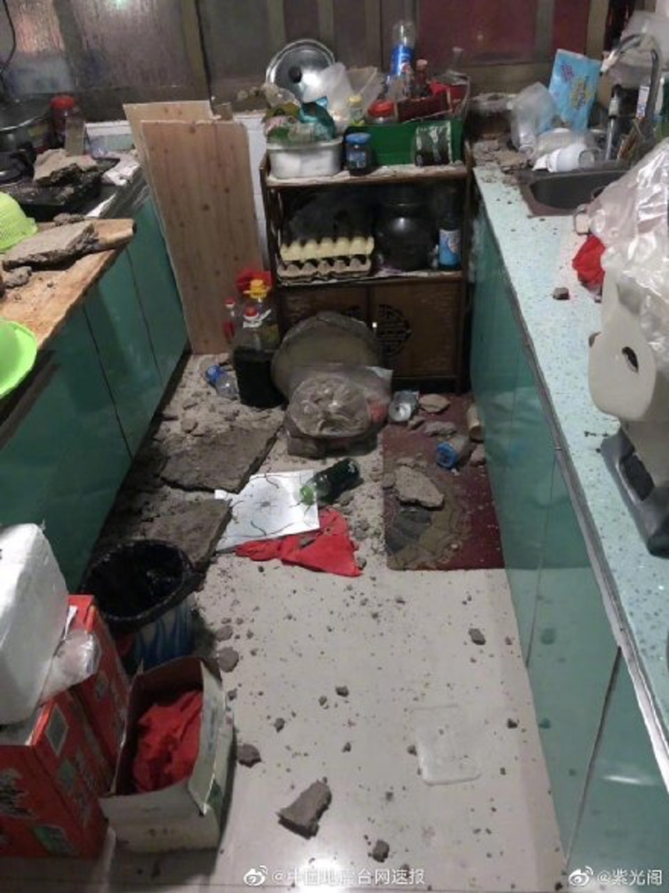 房屋內出現裂縫和地面崩裂現象。 圖:擷取自中國地震台網速報 房屋內出現裂縫和地面崩裂現象。 圖:擷取自中國地震台網速報