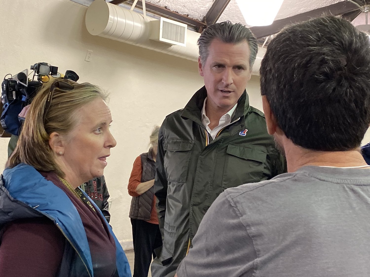 加州州長紐森(Gavin Newsom)自週日起立即宣布全州進入緊急狀態,並前往安置地點慰問受災民眾。 圖:翻攝自Gavin Newsom推特 加州州長紐森(Gavin Newsom)自週日起立即宣布全州進入緊急狀態,並前往安置地點慰問受災民眾。 圖:翻攝自Gavin Newsom推特