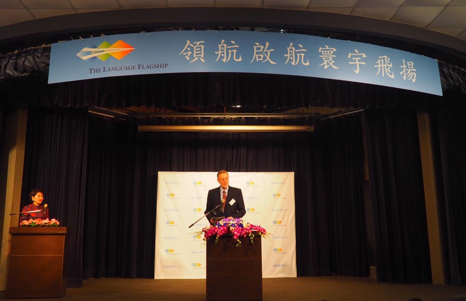 美國在台協會(AIT)處長酈英傑(Brent Christensen)在台上致詞時表示,台灣真的是美國學生學習中文的理想地點。 圖:翻攝自美國在台協會 AIT臉書 美國在台協會(AIT)處長酈英傑(Brent Christensen)在台上致詞時表示,台灣真的是美國學生學習中文的理想地點。 圖:翻攝自美國在台協會 AIT臉書
