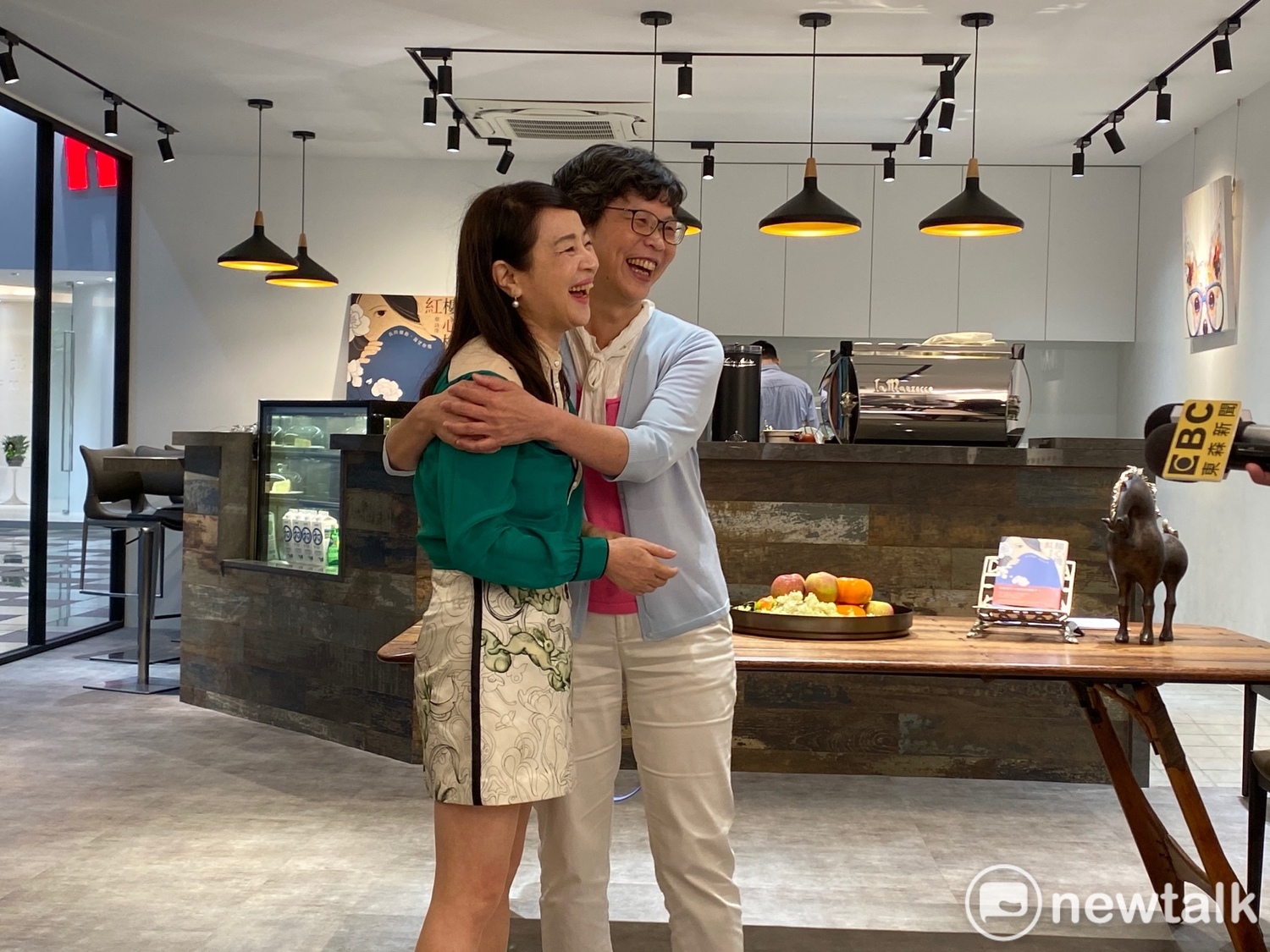 市府顧問蔡壁如(右)今日上主持人周玉蔻(左)節目。 圖:周煊惠 /攝 市府顧問蔡壁如(右)今日上主持人周玉蔻(左)節目。 圖:周煊惠 /攝