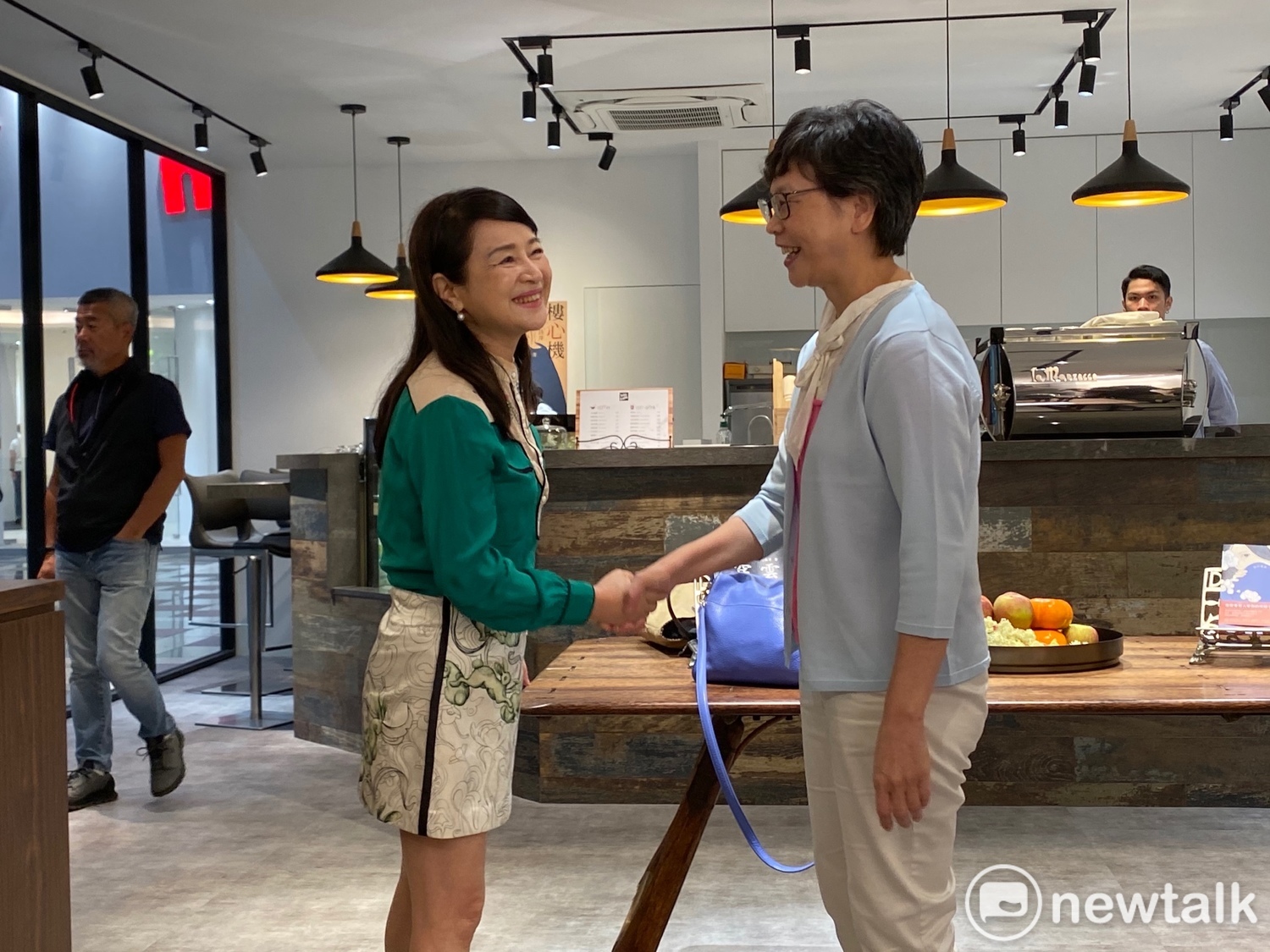 市府顧問蔡壁如(右)與主持人周玉蔻(左)握手。 圖:周煊惠 /攝 市府顧問蔡壁如(右)與主持人周玉蔻(左)握手。 圖:周煊惠 /攝