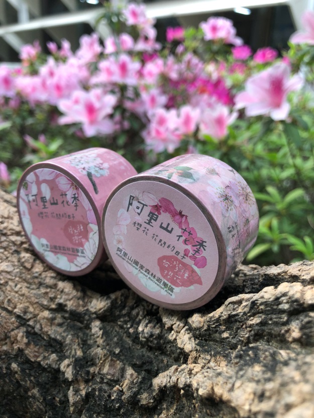 遊客只要打卡就有機獲得本年度花季限定的文創商品。 圖:嘉義林管處/提供 遊客只要打卡就有機獲得本年度花季限定的文創商品。 圖:嘉義林管處/提供