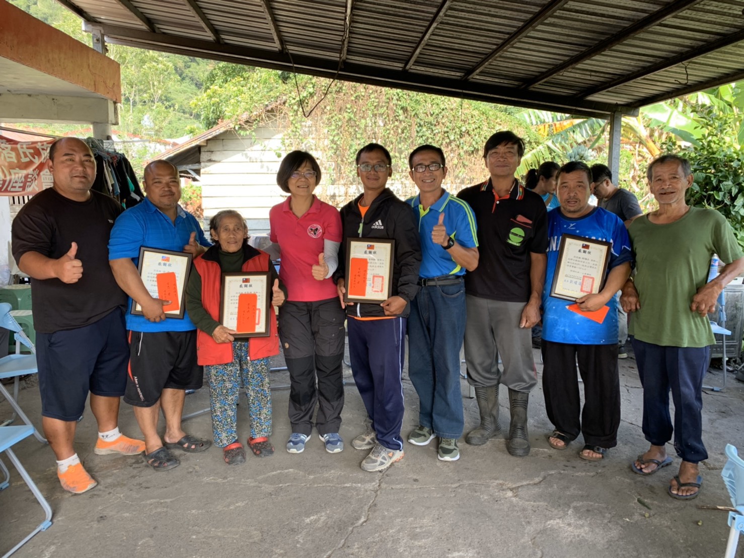 台東林管處為了感謝部落村民,特別公開表揚並頒發感謝狀及致贈禮品。 圖:台東林管處/提供 台東林管處為了感謝部落村民,特別公開表揚並頒發感謝狀及致贈禮品。 圖:台東林管處/提供