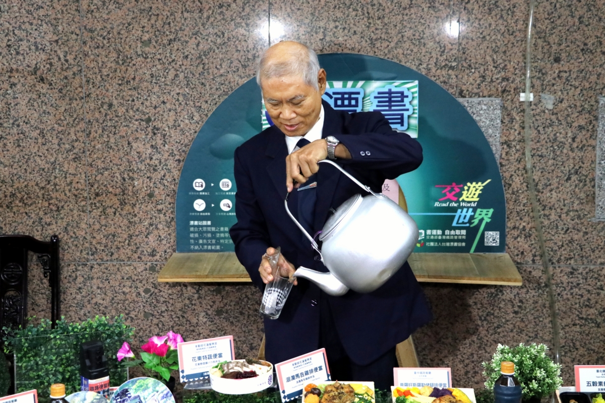 「手翻茶」達人侯壽興重現當年火車專屬的特別技藝。 圖:台鐵/提供 「手翻茶」達人侯壽興重現當年火車專屬的特別技藝。 圖:台鐵/提供