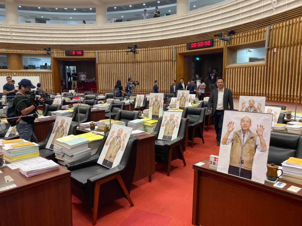 民進黨團於高市議會設多面韓國瑜「人形立牌」 圖:翻攝自邱俊憲臉書 民進黨團於高市議會設多面韓國瑜「人形立牌」 圖:翻攝自邱俊憲臉書