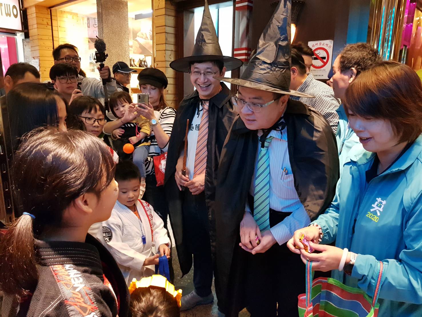 卓榮泰與蔡適應發萬聖節糖果給小朋友。 圖:民進黨/提供 卓榮泰與蔡適應發萬聖節糖果給小朋友。 圖:民進黨/提供