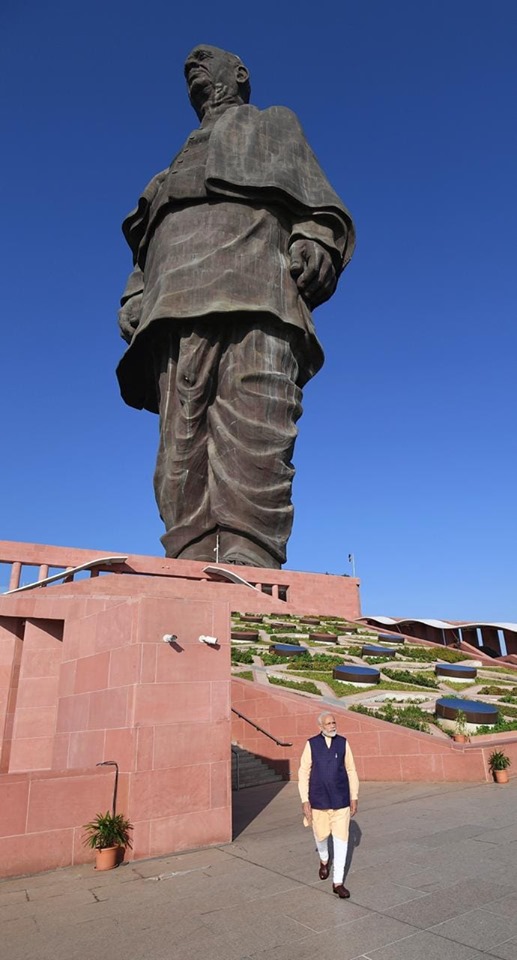莫迪站在印度獨立運動英雄巴特爾(Sardar Vallabhbhai Patel)巨大雕像旁,誓言為血腥的克什米爾地區帶來「光明未來」。 圖:翻攝莫迪臉書 莫迪站在印度獨立運動英雄巴特爾(Sardar Vallabhbhai Patel)巨大雕像旁,誓言為血腥的克什米爾地區帶來「光明未來」。 圖:翻攝莫迪臉書