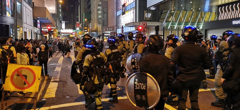 大批香港居民於萬聖節上街抗議,警方戒備。 圖 : 中央社 大批香港居民於萬聖節上街抗議,警方戒備。 圖 : 中央社
