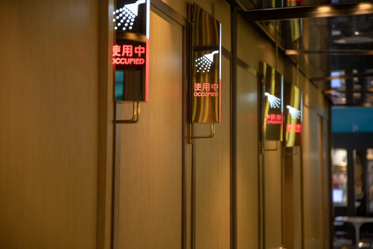 桃園機場淋浴間在第一、第二航廈的出入境區都有設點,可至桃機官網查詢。 圖:桃園國際機場公司/提供 桃園機場淋浴間在第一、第二航廈的出入境區都有設點,可至桃機官網查詢。 圖:桃園國際機場公司/提供