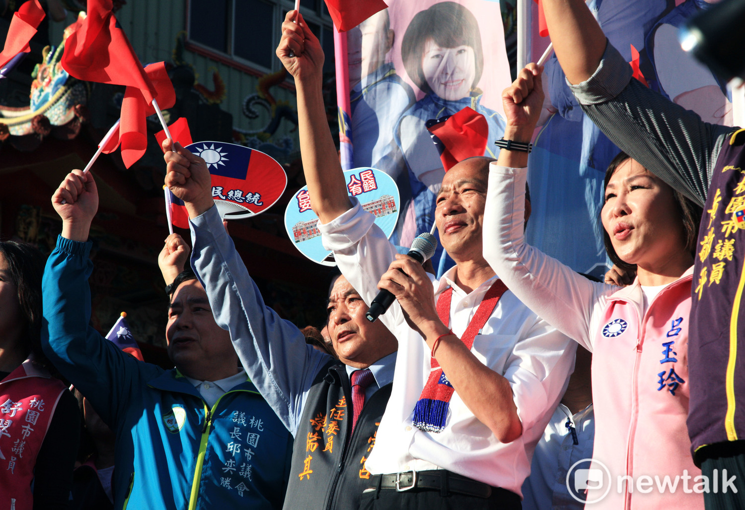 韓國瑜下午前往平鎮幫立委參選人呂玉玲站台,現場高唱中華民國頌。 圖:林昀真/攝 韓國瑜下午前往平鎮幫立委參選人呂玉玲站台,現場高唱中華民國頌。 圖:林昀真/攝