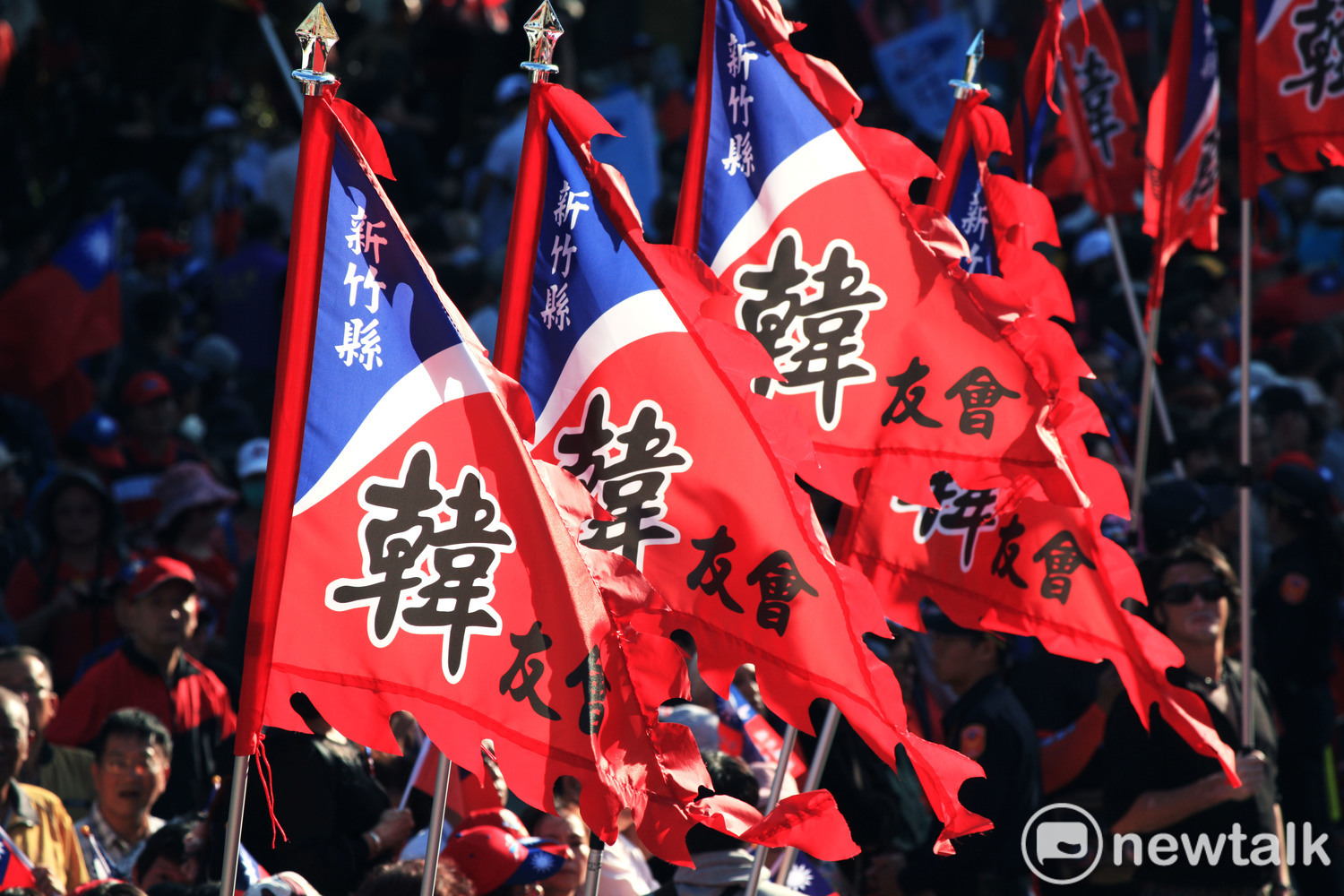 韓國瑜所到之處都可見到韓家軍舉大旗聲勢浩大。 圖:林昀真/攝 韓國瑜所到之處都可見到韓家軍舉大旗聲勢浩大。 圖:林昀真/攝