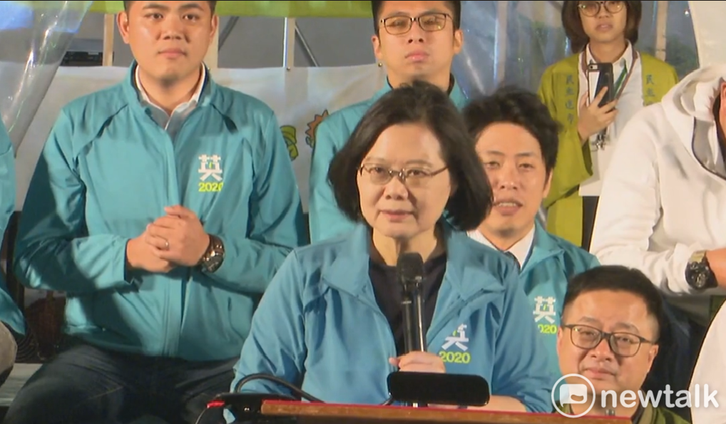 蔡英文總統致詞時酸身兼高雄市長的國民黨總統參選人韓國瑜「改變國家定義的都是年輕人,成功的代價也許就是胖一點」。 圖:謝莉慧/攝 蔡英文總統致詞時酸身兼高雄市長的國民黨總統參選人韓國瑜「改變國家定義的都是年輕人,成功的代價也許就是胖一點」。 圖:謝莉慧/攝