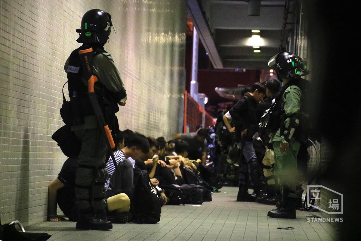 晚間六點多,香港警方在灣仔修頓球場拘捕多名市民 圖/擷取自立場新聞臉書 晚間六點多,香港警方在灣仔修頓球場拘捕多名市民 圖/擷取自立場新聞臉書